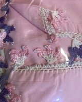 شرشف كروشيه وردي و الطرحة مثبتة .