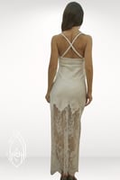 قميص نوم وروب ابيض حرير و دانتيل