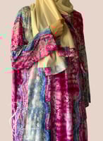 شرشف صلاة لف مرد فوشي تاي اند داي و الطرحة مثبتة .