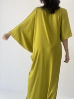 فستان حرير اخضر درابيه فري سايز يلبس بعدة طرق طوبي