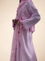 شرشف كروشيه وردي و الطرحة مثبتة .