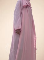 شرشف كروشيه وردي و الطرحة مثبتة .