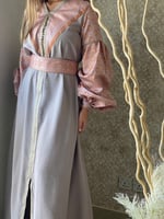 قفطان مغربي بكم واسع موف ووردي