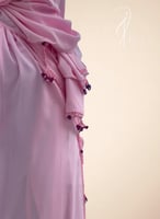 شرشف كروشيه وردي و الطرحة مثبتة .