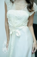 قميص نوم وروب (متوفر بعدة ألوان) مزين بالدانتيل