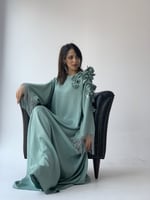 جلابية هدب وورد بارز فستقي