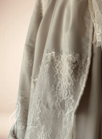 شرشف مرد لف رمادي على لفندر باستيل بنفسجي دانتيل ط...