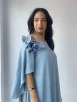 جلابية فاخرة اوف شولدر فراشات بارزة وكاب ازرق