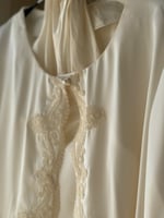 بيجامة حرير 3 قطع مزينة بالقيطات المرسوم على الصدر