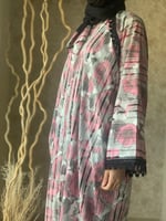 شرشف صلاة وردي سستة و الطرحة منفصلة .