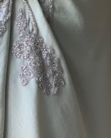 ثوب مطرز تفني فاتح على الاكتاف و الوسط