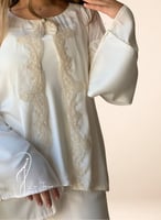 بيجامة حرير 3 قطع مزينة بالقيطات المرسوم على الصدر