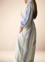 ثوب لون ابيض مطرز بالازرق