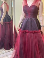 فستان اسود و عودي