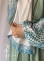 شرشف صلاة باتيك لف مفتوح تفني و الطرحة نفس لون الش...