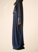 شرشف صلاة سحاب ازرق غامق كحلي و الطرحة مثبتة.