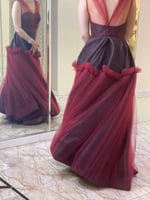 فستان اسود و عودي