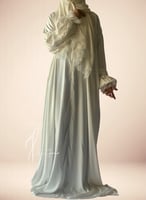 شرشف صلاة دانتيل ابيض سحاب و الطرحة مثبتة .