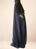 شرشف صلاة سحاب ازرق غامق كحلي و الطرحة مثبتة.