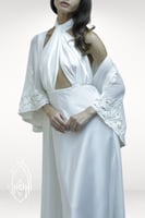قميص نوم وروب ابيض حرير و دانتيل