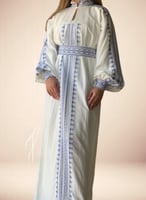 ثوب لون ابيض مطرز بالازرق