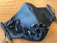 كمامة سهرة سوداء مع تطريز كريستال ميديم