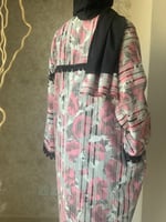 شرشف صلاة وردي سستة و الطرحة منفصلة .