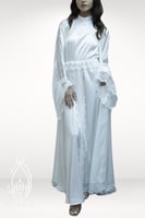 قميص نوم وروب ابيض حرير و دانتيل