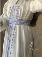 ثوب لون ابيض مطرز بالازرق