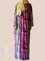 شرشف صلاة لف مرد فوشي تاي اند داي و الطرحة مثبتة .