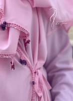 شرشف كروشيه وردي و الطرحة مثبتة .