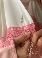 شرشف صلاة لف جبير وردي و الطرحة مثبتة .