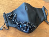 كمامة سهرة سوداء مع تطريز كريستال ميديم