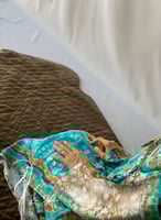 شرشف صلاة لف مرد تفني تاي اند داي و الطرحة مثبتة .