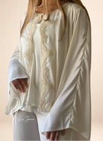 بيجامة حرير 3 قطع مزينة بالقيطات المرسوم على الصدر