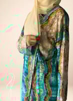 شرشف صلاة لف مرد تفني تاي اند داي و الطرحة مثبتة .