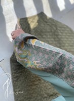 شرشف صلاة رسم باتيك لف اخضر واصفر و الطرحة مثبتة .