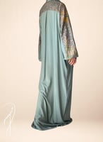 شرشف صلاة رسم باتيك لف اخضر واصفر و الطرحة مثبتة .