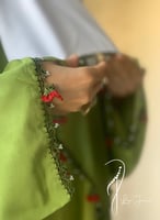 شرشف صلاة سحاب اخضر مزين بالكروشي كرز احمر يدوي .