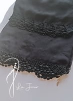 طرح سوداء بوال مزينة بالكروشيه اليدوي الفاخر