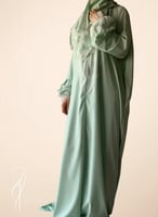 شرشف صلاة دانتيل تفني سحاب و الطرحة مثبتة.