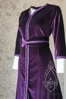 قفطان مغربي بنفسجي مع حزام أنيق