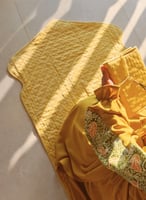 شرشف صلاة لف رسم باتيك اصفر كموني أنيق