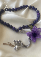 سبحة 33 عقيق برازيلي بنفسجي مزينة بوردة كروشيه