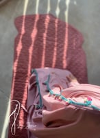 شرشف صلاة لف وردي باستيل مزين بالكروشبه الفاخر