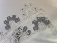 شرشف صلاة لف ابيض مزين بالاويا الفضي