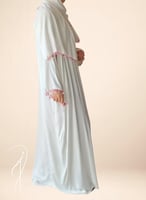 شرشف صلاة لف ستان ابيض بالورد الاويا الوردي الفاخر