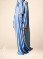 شرشف صلاة سماوي ازرق اويا ورد و الطرحة متصلة .