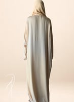 شرشف صلاة لف بيج ستان اويا ابيض و الطرحة مثبتة .