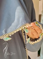 شرشف صلاة لف زيتي على رمادي بالكروشيه و الورد المل...